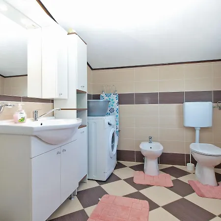 Suzana 1608 * Пула