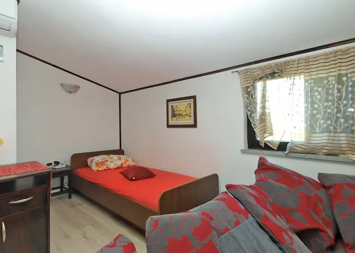 Suzana 1608 Pula