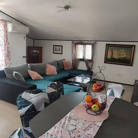 Suzana 1608 Pula