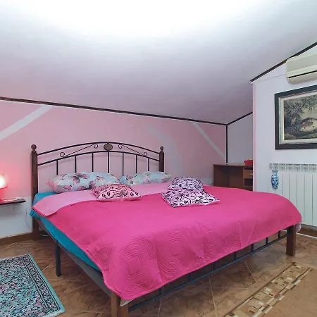 Suzana 1608 Pula