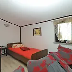Suzana 1608 Pula